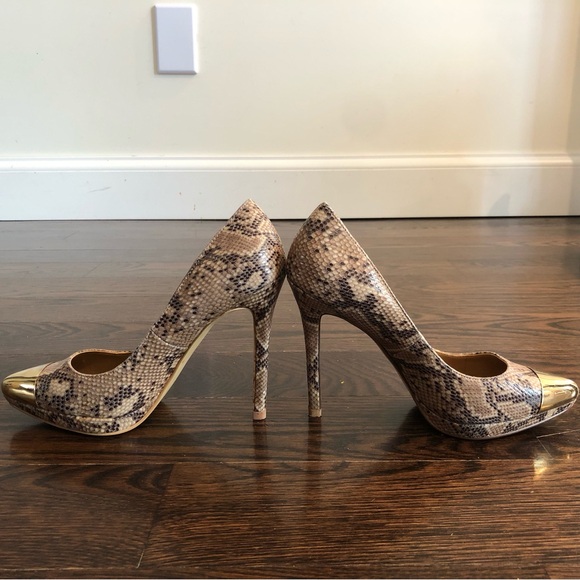 Steve Madden Snake Print Heels with Gold Accents Size 6–4 1/2 inch heel - Picture 3 of 7
